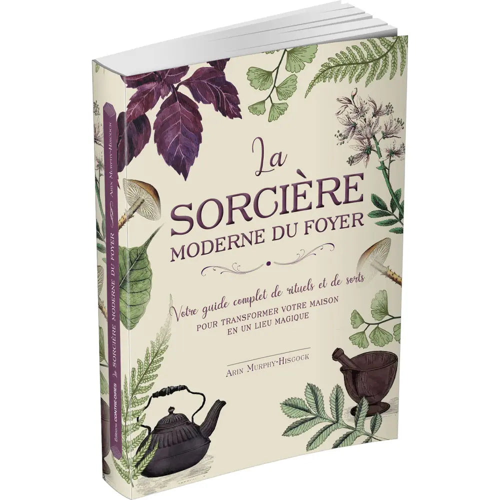 La Sorcière moderne du foyer d'Arin Murphy-Hiscock, illustré par un ouvrage présenté en perspective, arborant une couverture crème ornée d'illustrations botaniques (feuilles de ginkgo, basilic pourpre, champignons) ainsi que d'une théière en fonte et d'un mortier traditionnels.