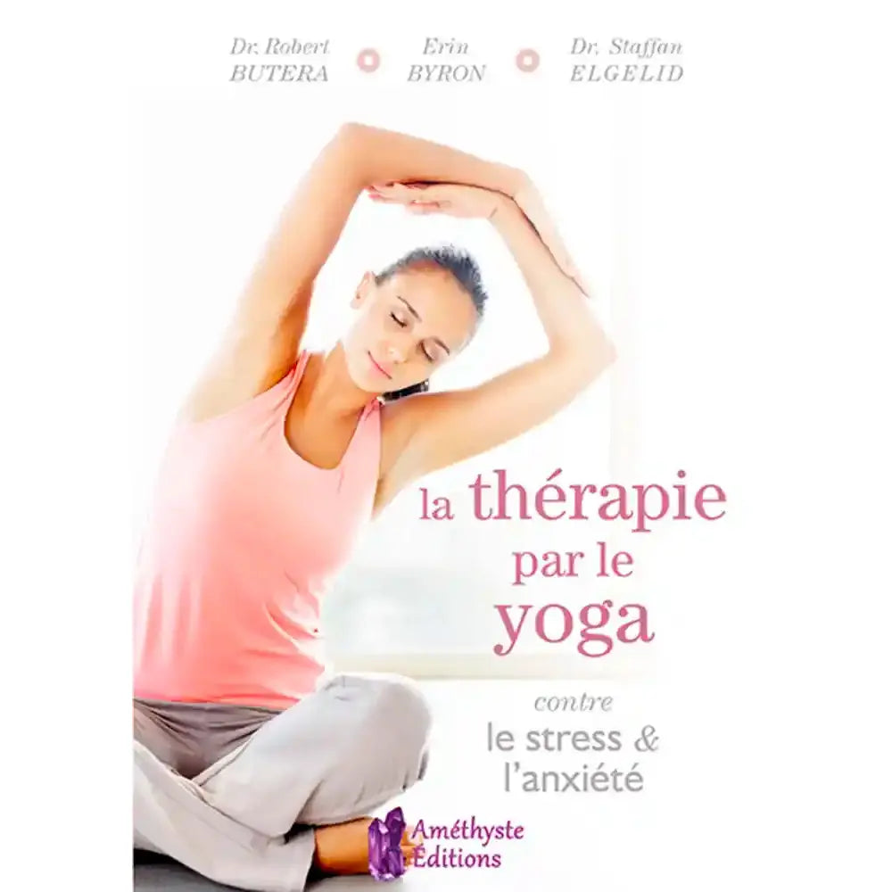 La thérapie par le yoga contre le stress & l'anxiété du Dr Robert Butera, Erin Byron et du Dr Staffan Elgelid, illustré par une femme assise en tailleur effectuant un étirement latéral doux sur une couverture blanche et épurée.