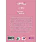 La thérapie par le yoga contre le stress & l'anxiété illustré par le verso de sa couverture présentant un résumé de l'ouvrage sur un fond vieux rose uni, mettant en avant une approche holistique pour identifier ses besoins et réparer les zones de déséquilibre.