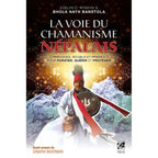 La Voie du Chamanisme Népalais d'Evelyn C. Rysdyk et Bhola Nath Banstola, illustré par un chaman en tenue traditionnelle rouge et blanche tenant un tambour rituel, se tenant devant des montagnes enneigées sous un ciel étoilé et rayonnant d'énergie.