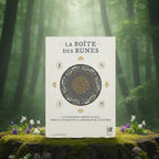 Coffret blanc La Boîte des Runes de Lona Eversden posé sur une souche, illustré d'un bouclier nordique et de symboles runiques dorés.