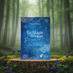Livre bleu nuit La Magie de la Mer de Sandra Kynes posé sur une souche, illustré de dessins blancs de méduses, coquillages et bougies.