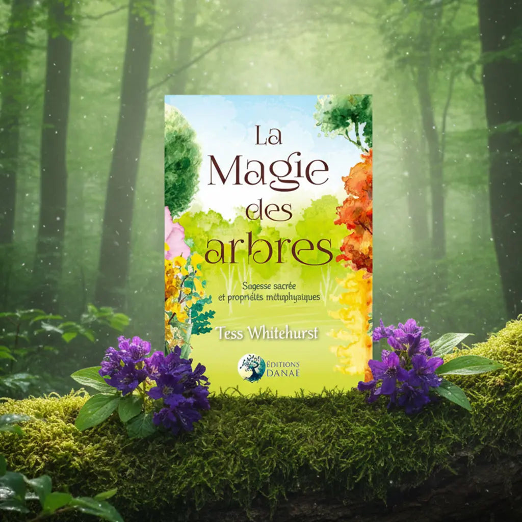Livre La Magie des Arbres de Tess Whitehurst posé sur une souche, illustré d'une forêt aux couleurs douces (vert, jaune, orange).