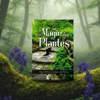 Livre vert nature La Magie des Plantes de Sandra Kynes posé sur une souche, illustré d'un jardin luxuriant et d'un chat noir.