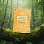 Livre jaune orangé La Magie Domestique avec Hestia de Raechel Henderson posé sur une souche, illustré d'un chaudron et d'herbes.