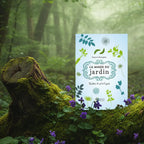 Livre blanc et vert La Magie du Jardin de Patricia Monaghan posé sur une souche, illustré de silhouettes végétales et d'un titre encadré.