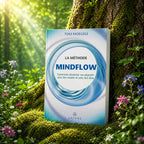 La Méthode Mindflow de Tom Moegele illustrée par son livre posé contre un tronc d'arbre moussu dans une forêt ensoleillée, entouré de petites fleurs sauvages.