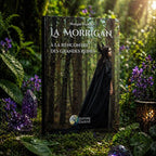 Livre La Morrigan sur mousse sacrée au pied d'un arbre, entouré de fleurs violettes sous des rayons de soleil magiques.