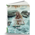 La Sorcellerie de l'Eau d'Annwyn Avalon, illustré par une femme coiffée de coquillages dans une eau turquoise, sur fond de rochers.