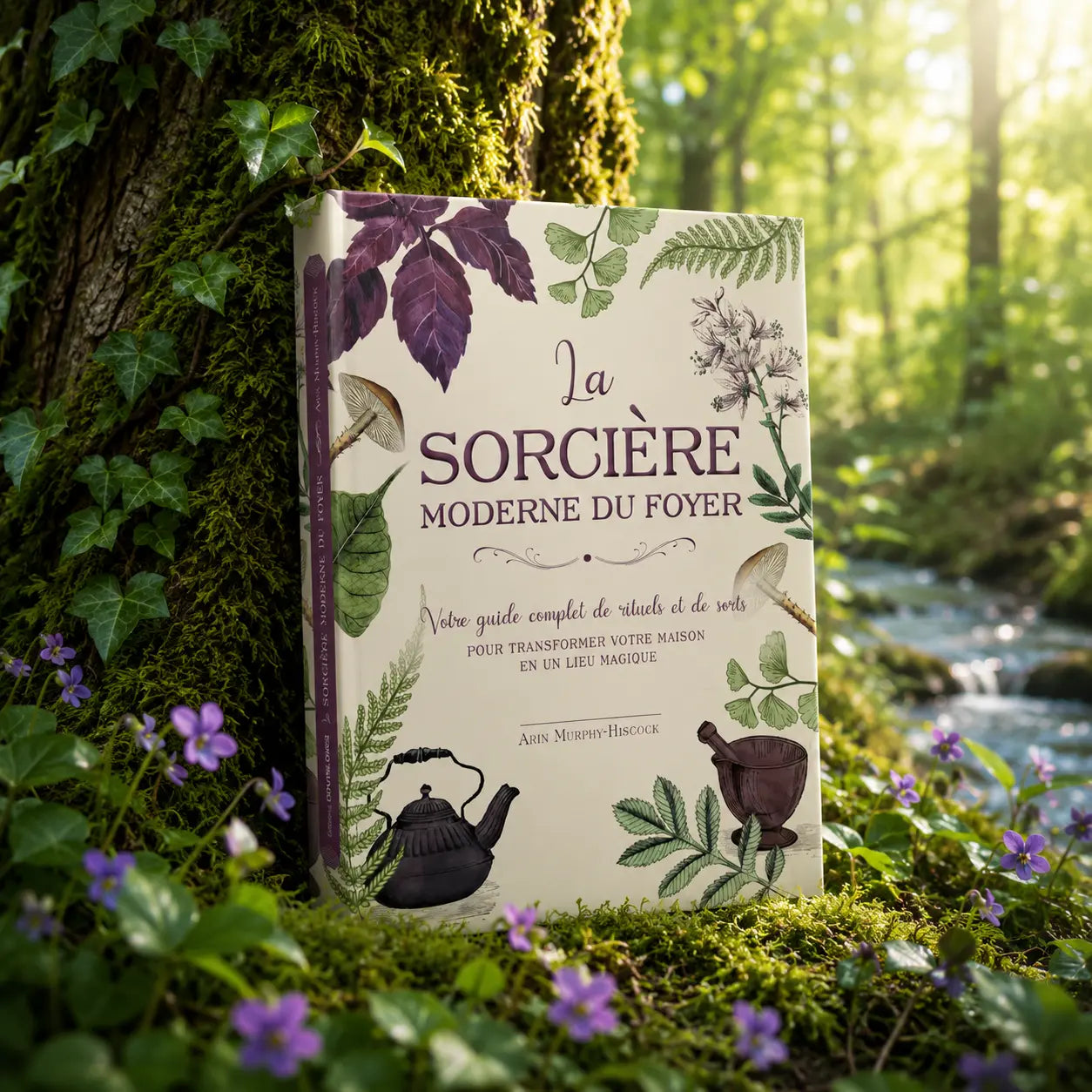 Couverture du livre La Sorcière Moderne du Foyer illustrée d'une théière, d'un mortier et de motifs botaniques sur fond crème.