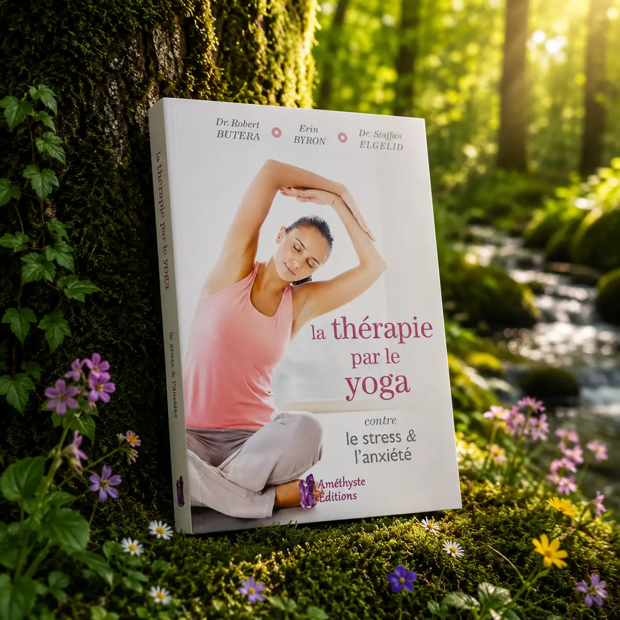 Couverture du livre La thérapie par le yoga contre le stress et l'anxiété montrant une femme en posture de yoga et d'étirement sur un fond blanc épuré.