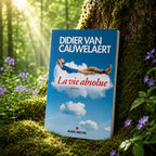 Couverture du roman La Vie Absolue de Didier van Cauwelaert montrant un homme allongé sur un nuage blanc dans un ciel bleu azur.