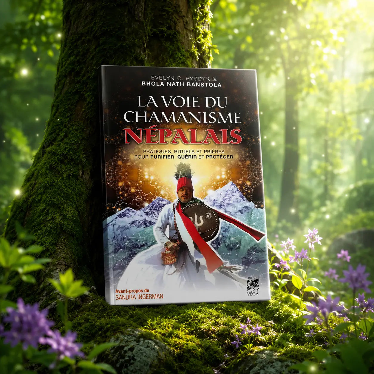 Couverture du livre La Voie du Chamanisme Népalais montrant un chamane traditionnel en tenue rituelle devant les sommets enneigés de l'Himalaya.