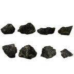 Huit fragments de labradorite brute aux formes irrégulières et aux teintes sombres gris-vert, alignés sur deux rangées sur un fond blanc uni.