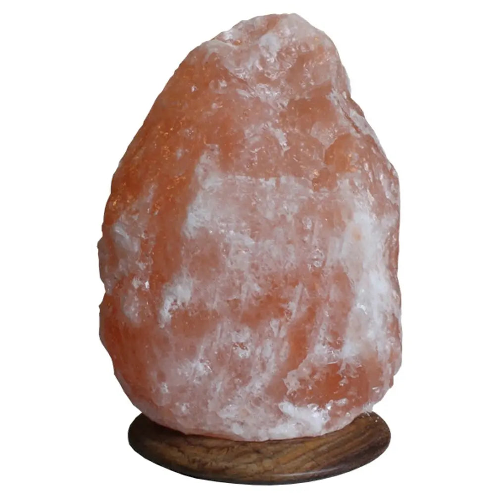 Lampe en sel de l'Himalaya de forme brute, de couleur rose et parsemée de cristaux de sel blancs, reposant sur un socle rond en bois foncé.