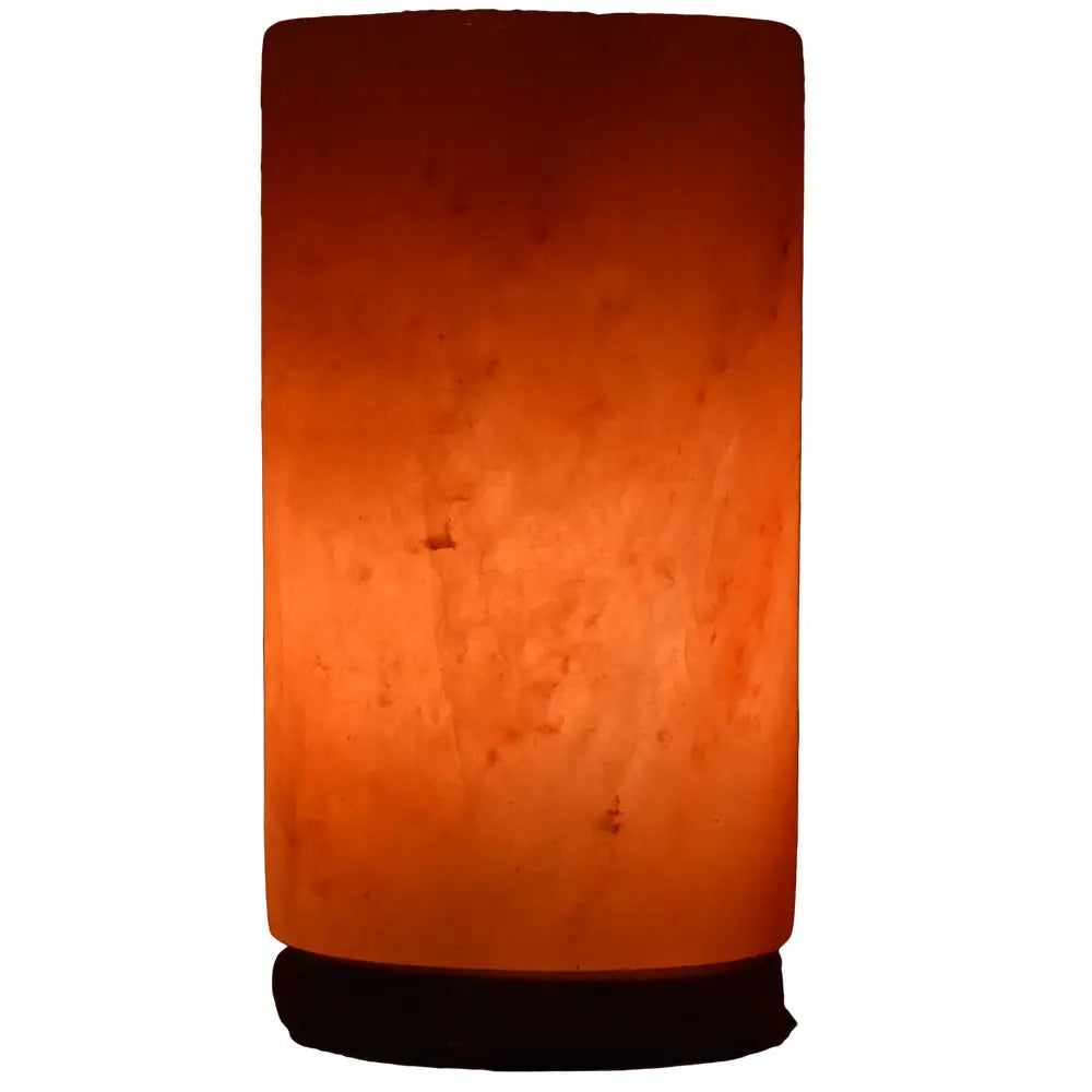Lampe en sel de l'Himalaya de forme cylindrique, diffusant une lumière orangée.