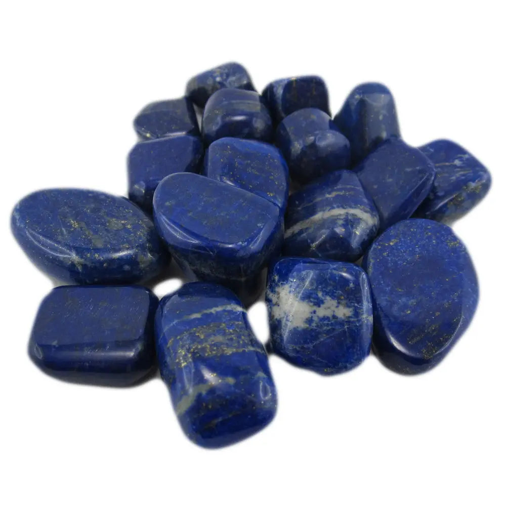 Un groupe de pierres de lapis-lazuli roulées d'un bleu outremer intense, arborant des veines de calcite blanche et des inclusions dorées de pyrite, rassemblées sur un fond blanc uni.