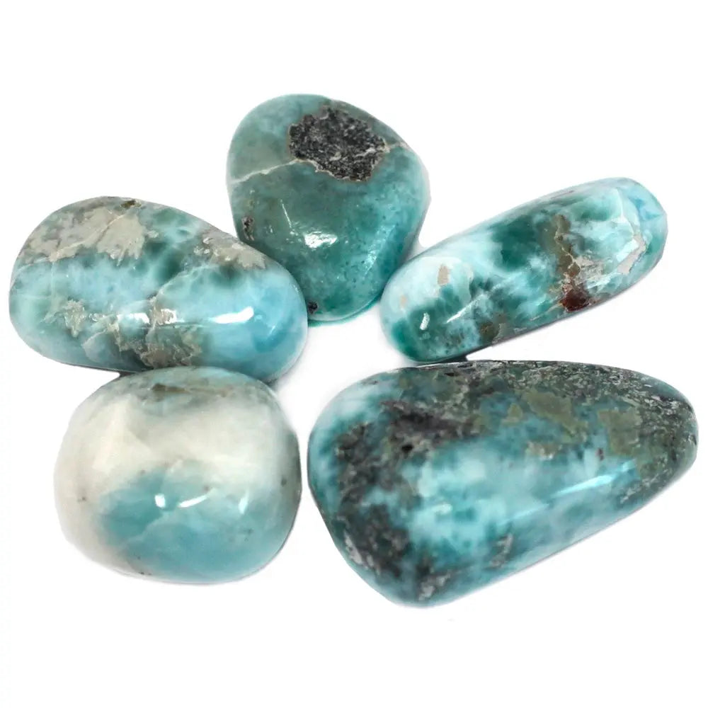 Un groupe de pierres de larimar extra roulées aux nuances bleu turquoise et marbrées de blanc et de gris, disposé sur un fond blanc uni.