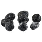 Huit pierres de larme d'apache (obsidienne) de forme arrondie et irrégulière, présentant une surface noire mate parsemée de traces blanchâtres naturelles, regroupées sur un fond blanc uni.