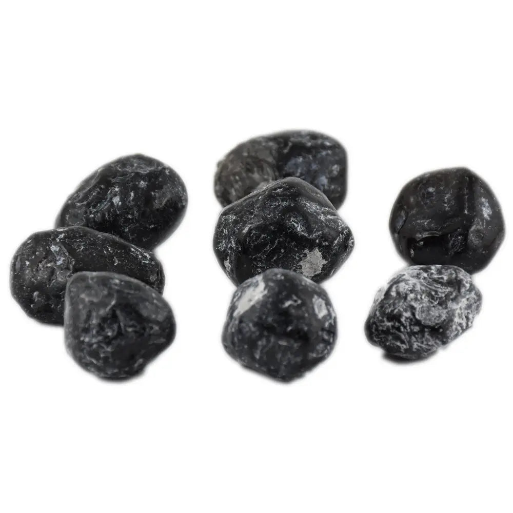 Huit pierres de larme d'apache (obsidienne) de forme arrondie et irrégulière, présentant une surface noire mate parsemée de traces blanchâtres naturelles, regroupées sur un fond blanc uni.