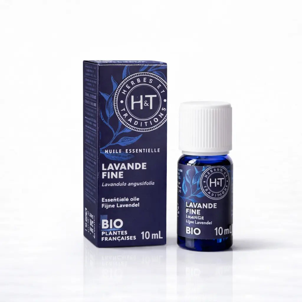 Un flacon de 10 ml d'huile essentielle de lavande fine bio de la marque Herbes & Traditions, accompagné de son étui en carton bleu foncé assorti, présenté sur un fond blanc.
