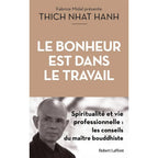 Le bonheur est dans le travail de Thich Nhat Hanh (présenté par Fabrice Midal), illustré par un portrait en noir et blanc du maître bouddhiste sous un bloc supérieur de couleur marron clair où s'inscrit le titre en grandes lettres blanches.