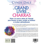 Le Grand Livre des chakras de Cyndi Dale, illustré par le verso de sa couverture présentant un résumé de l'ouvrage sur un fond blanc épuré rehaussé, en bas à gauche, d'un motif de lotus coloré orné d'un œil central.