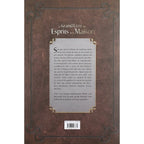 Le Grand Livre des Esprits de la Maison illustré par le verso de sa couverture présentant un résumé centré dans un cadre parchemminé aux dorures discrètes, sur un fond marron texturé effet vieux grimoire.