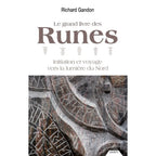 Livre Le grand livre des Runes de Richard Gandon, couverture blanche avec titre Runes et photo de pierre gravée de symboles runiques.