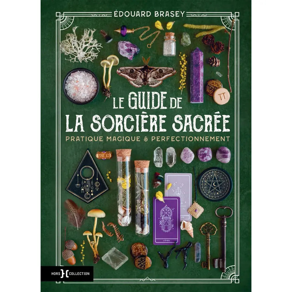 Le Guide de la Sorcière Sacrée d'Édouard Brasey, illustré par de nombreux objets ésotériques (cristaux, herbes, fioles, cartes) disposés sur un fond vert sapin.