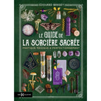 Le Guide de la Sorcière Sacrée d'Édouard Brasey, illustré par de nombreux objets ésotériques (cristaux, herbes, fioles, cartes) disposés sur un fond vert sapin.