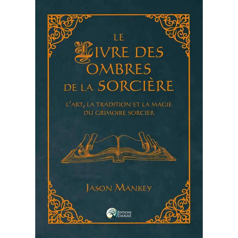 Le Livre des Ombres de la Sorcière de Jason Mankey, illustré au centre par le dessin d'un grimoire ouvert aux pages cornées, sur une couverture bleu nuit encadrée d'arabesques orangées aux quatre coins.