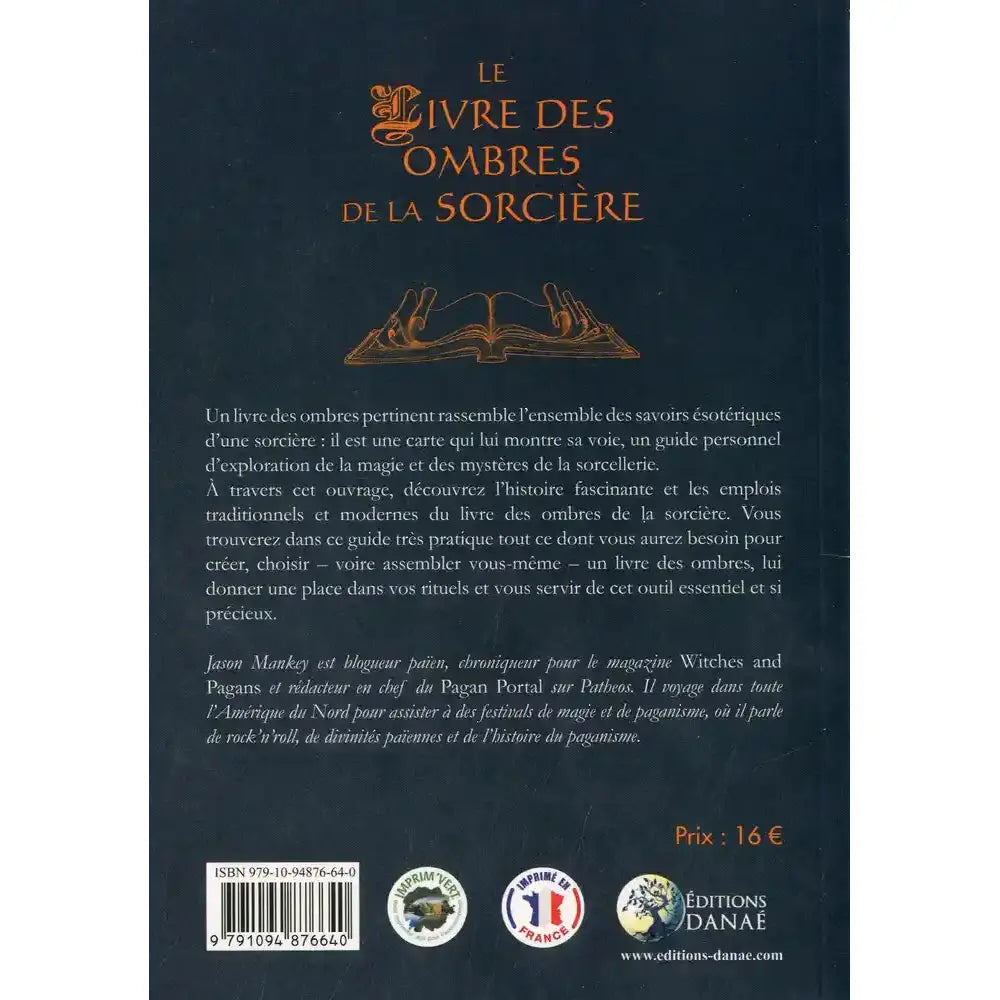Le Livre des Ombres de la Sorcière de Jason Mankey, illustré par le verso de sa couverture présentant un résumé de l'ouvrage et une biographie de l'auteur sur un fond bleu nuit, surmontés d'un petit dessin de grimoire ouvert orangé.