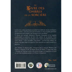 Le Livre des Ombres de la Sorcière de Jason Mankey, illustré par le verso de sa couverture présentant un résumé de l'ouvrage et une biographie de l'auteur sur un fond bleu nuit, surmontés d'un petit dessin de grimoire ouvert orangé.
