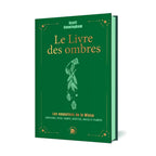 Le Livre des ombres de Scott Cunningham, illustré au centre par une main tenant une branche de feuilles et des cristaux suspendus, sur une couverture verte aux détails dorés.