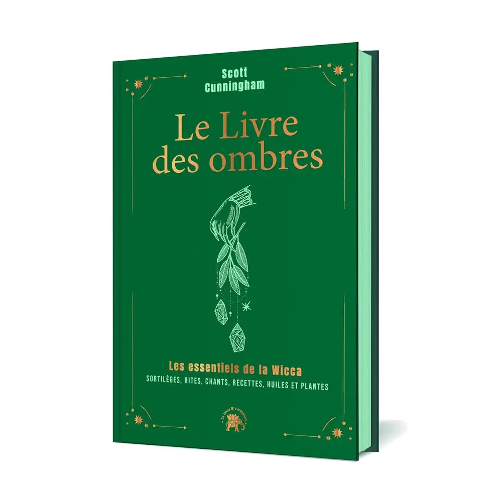 Le Livre des ombres de Scott Cunningham, illustré au centre par une main tenant une branche de feuilles et des cristaux suspendus, sur une couverture verte aux détails dorés.