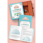 Présentation du coffret complet « Le Pendule » de Pierre d'Arzon, incluant le manuel d'initiation ouvert sur des cadrans de mesure, le pendule Kito argenté dans son étui de rangement et les planches de radiesthésie.