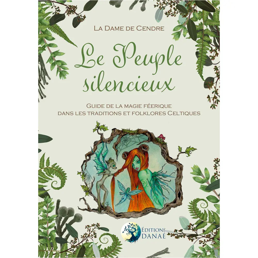 Le Peuple silencieux de La Dame de Cendre, illustré par des créatures féeriques dans une souche d'arbre entourée de feuillages.