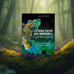Livre noir Le sens caché des minéraux, leur vrai pouvoir de Judith Tedesco posé sur une souche moussue, illustré d'une formation minérale lumineuse aux éclats bleus, verts et dorés.