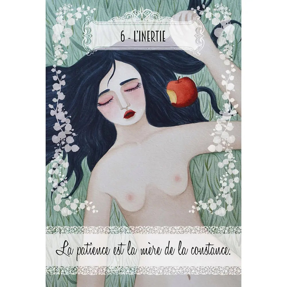 Carte « 6 – L’inertie » : femme allongée aux longs cheveux noirs sur fond vert, pomme rouge à côté, texte « La patience est la mère de la constance. »