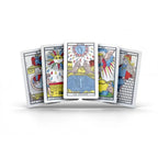 Le Tarot des Confinés (détail) : aperçu de plusieurs cartes au style Tarot de Marseille, revisitées avec des clins d’œil au confinement (ex : Le Foyer, La Distance, etc.).