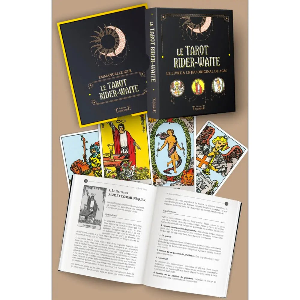 Présentation du coffret « Le Tarot Rider-Waite » avec étui, livret ouvert et plusieurs cartes de tarot illustrées.