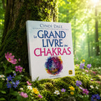 Livre Le Grand Livre des Chakras sur mousse sacrée au pied d'un arbre, entouré de fleurs violettes sous des rayons de soleil magiques.
