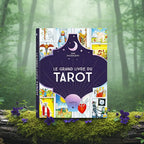 Couverture violette du livre Le Grand Livre du Tarot de Sam Magdaleno posée sur une souche, illustrée d'un collage de cartes de tarot classiques (Rider-Waite) et d'un croissant de lune.