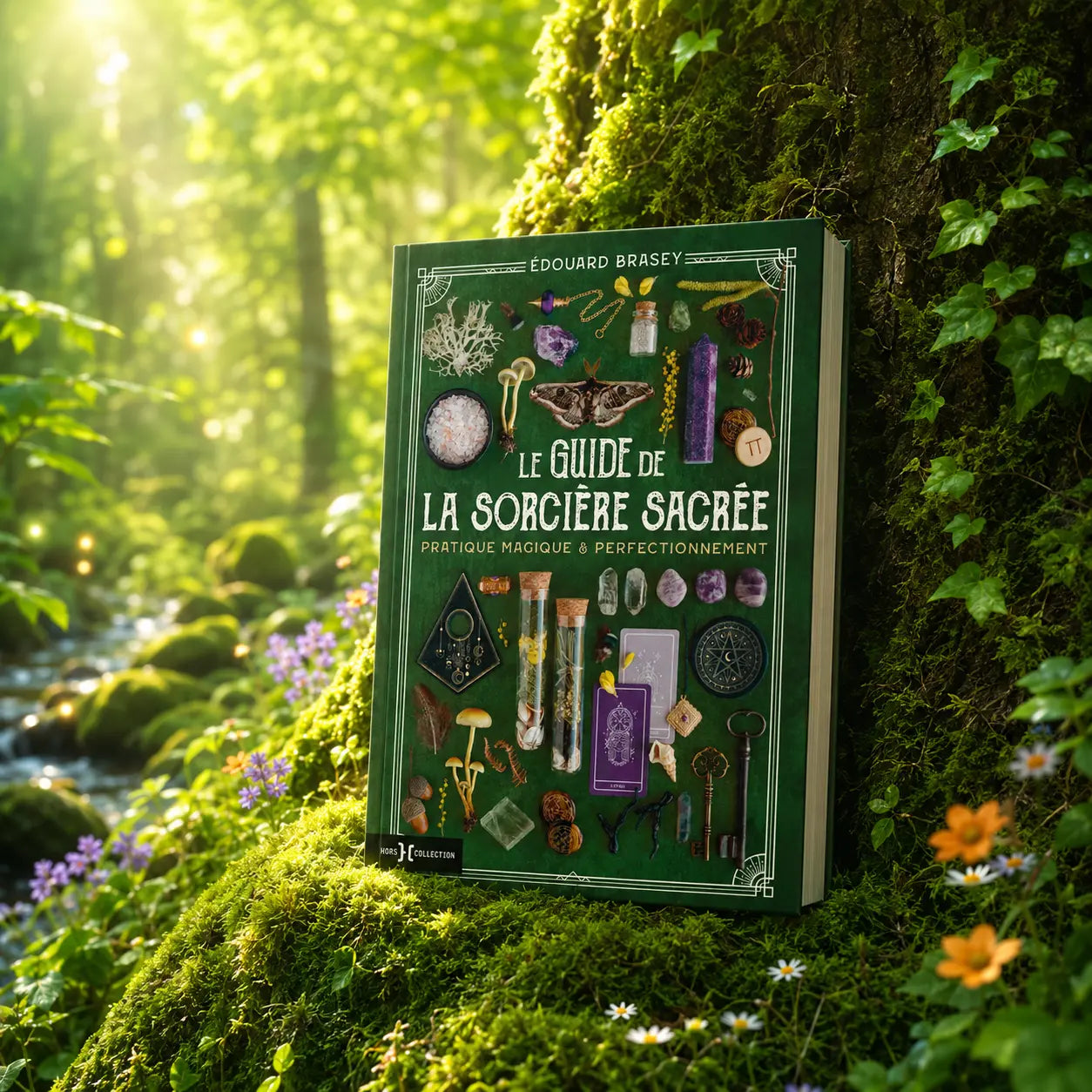Livre Le Guide de la Sorcière Sacrée sur mousse sacrée au pied d'un arbre, entouré de fleurs violettes sous des rayons de soleil magiques.
