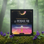 Coffret Noir Le Pendul'Or de Dominique Coquelle posé sur une souche, illustré d'un soleil mystique et d'un pendule en laiton doré.