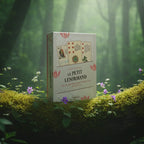 Boîte blanche Le Petit Lenormand Coffret de Colette Silvestre posée sur une souche, montrant trois cartes traditionnelles avec symboles de cartomancie classique.