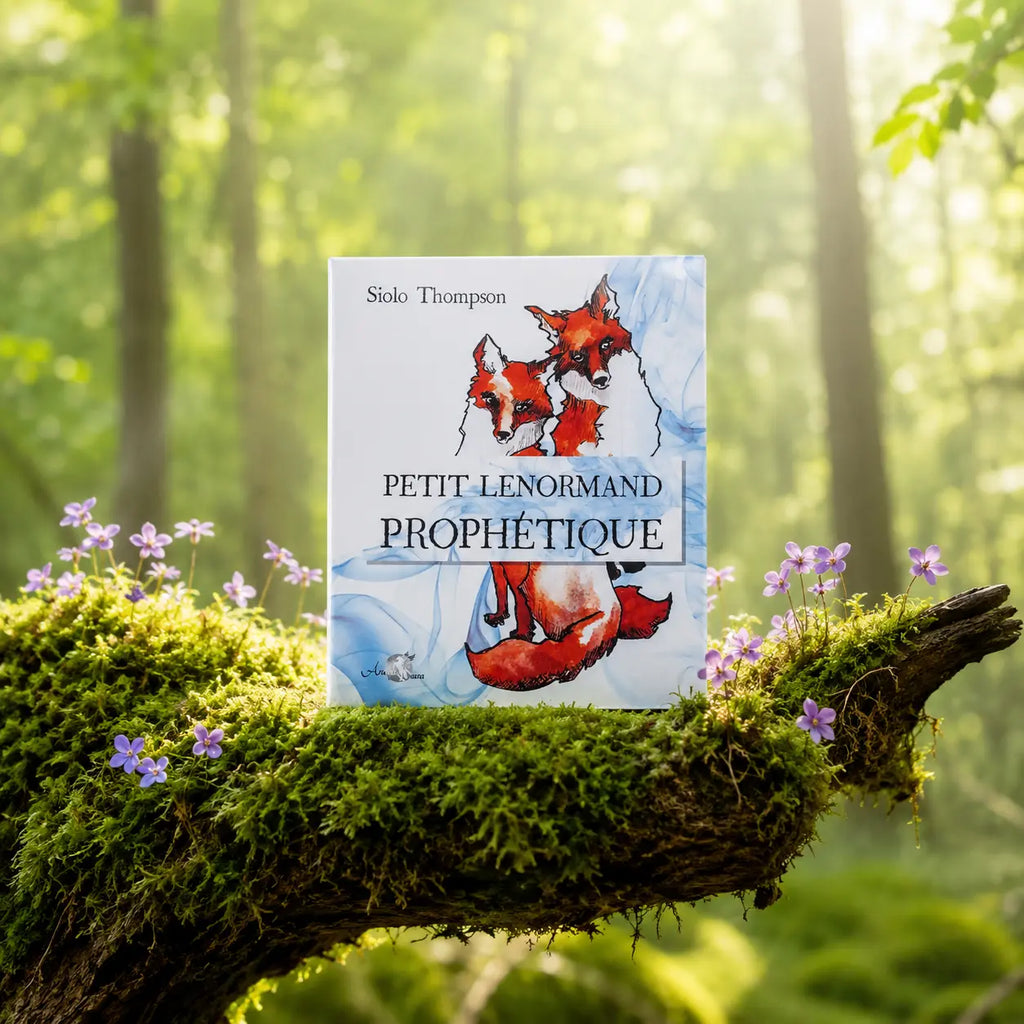 Coffret Petit Lenormand Prophétique - Siolo Thompson sur mousse sacrée au pied d'un arbre, entouré de fleurs violettes sous des rayons de soleil magiques.