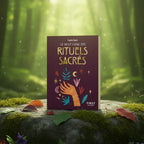 Livre Le Petit Livre des Rituels Sacrés de Sophie Sapin posé sur un lit de mousse en forêt, entouré de quelques pierres et de lierre.