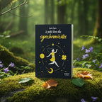 Livre Le Petit Livre des Synchronicités de Sophie Sapin posé sur un rocher moussu en forêt, entouré de fleurs violettes et de nature féerique.